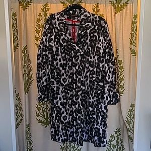 Large Dana Buchman black and white leopard-like print spring trenchcoat